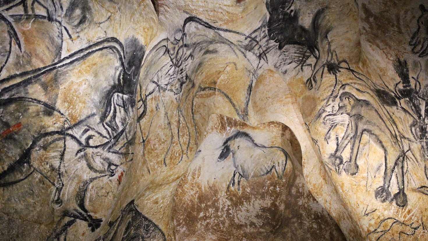 lions-panel-nicchia-con-cavallo-grotta-di-chauvet-vallon-pont-darc-francia